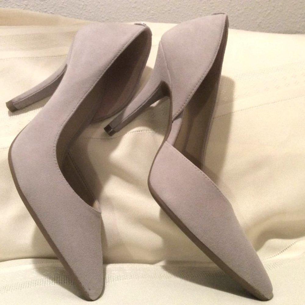 MICHAEL KORS NWOT light beige suede 'Nathalie Flex' style 3 1/2" heels  Size 5.5